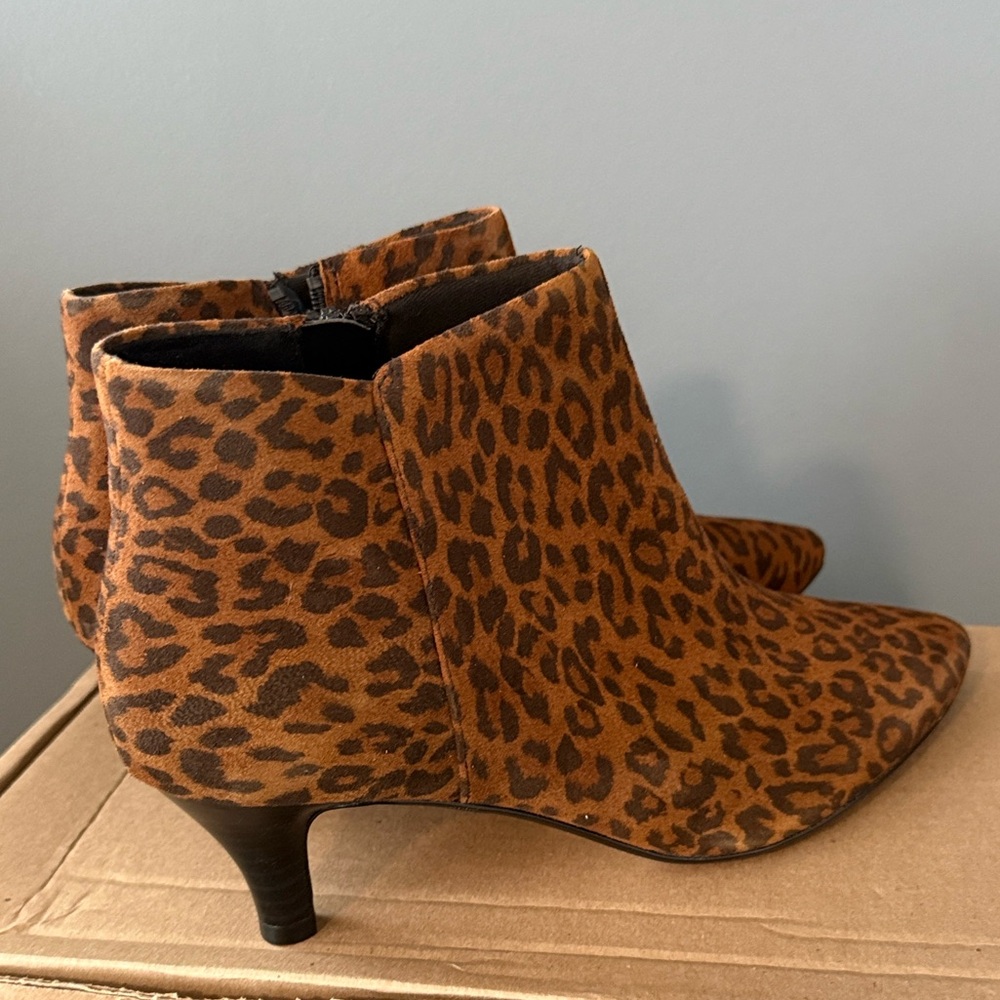 Clarks Leather "Linvale" ankle Bootie Cheetah Size 8.5 M - Picture 6 of 10